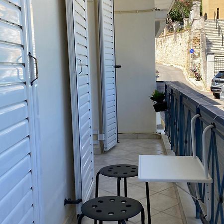 Irinis Apartment In كالاماتا المظهر الخارجي الصورة